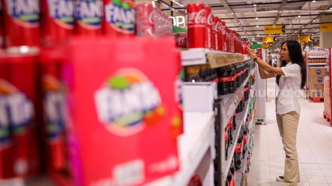 Pengunjung memilih produk minuman berpemanis di salah satu Pusat Perbelanjaan di Jakarta, Rabu (18/6/2025). [Suara.com/Alfian Winanto]
