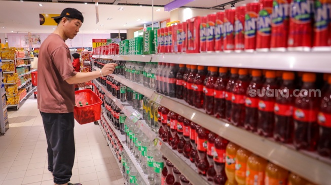 Pengunjung memilih produk minuman berpemanis di salah satu Pusat Perbelanjaan di Jakarta, Rabu (18/6/2025). [Suara.com/Alfian Winanto]