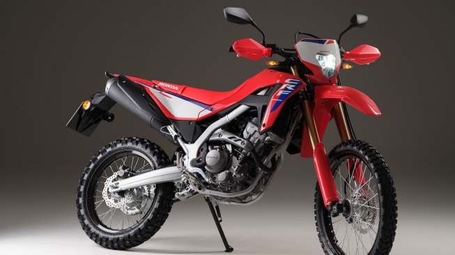 New CRF250 RALLY dan New CRF250L mendapatkan penyematan fitur baru yakni Anti-lock Braking System (ABS) yang hadir pada sistem pengereman sisi depan dan belakang sepeda motor. (Foto: AHM)