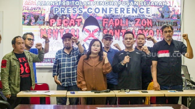 Aktivis yang tergabung dalam Aliansi Organ 98 Tolak Penghapusan Sejarah Bangsa menyampaikan keterangan pers di Jakarta, Rabu (18/6/2025). [Suara.com/Alfian Winanto]