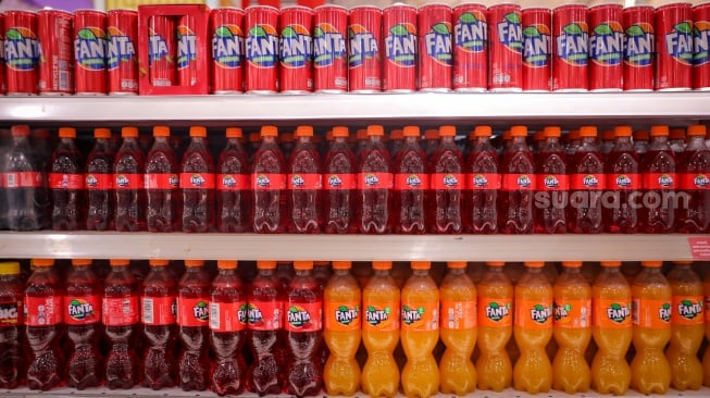 Pengunjung memilih produk minuman berpemanis di salah satu Pusat Perbelanjaan di Jakarta, Rabu (18/6/2025). [Suara.com/Alfian Winanto]