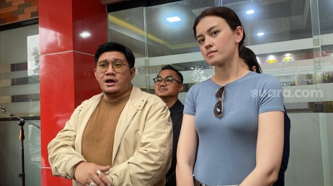 Kimberly Ryder dan kuasa hukumnya, Machi Ahmad usai menerima SP2HP terkait kasus dugaan penggelapan mobil di Polres Metro Jakarta Selatan, Rabu, 12 Juni 2025. [Suara.com/Tiara Rosana]