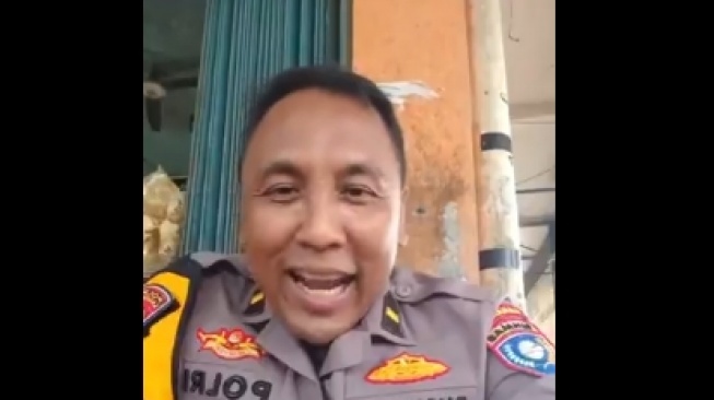 Viral Anggota Polisi Ipda Purnomo bersedia merawat Perdana Menteri Israel Benjamin Netanyahu. Dalam video yang dibuatnya itu, polisi yang diketahui berpangkat Ipda itu meminta siapa pun agar ikut membantu menyebarkan pesannya kepada Netanyahu. Dalam video berdurasi 1 menit, 1 detik tersebut, Purnomo mengaku siap merawat Netanyahu sampai sembuh. (Tangkapan layar/X).
