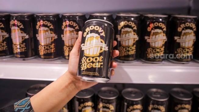 Pengunjung memilih produk minuman berpemanis di salah satu Pusat Perbelanjaan di Jakarta, Rabu (18/6/2025). [Suara.com/Alfian Winanto]