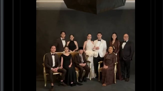 Perbedaan sikap Alyssa Daguise saat sesi foto keluarga bareng Ahmad Dhani dan Maia Estianty (X/@seutasbenang)