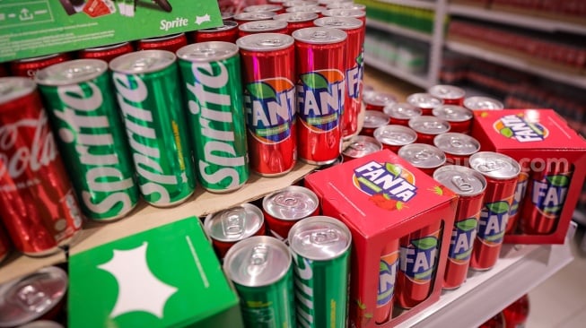 Pengunjung memilih produk minuman berpemanis di salah satu Pusat Perbelanjaan di Jakarta, Rabu (18/6/2025). [Suara.com/Alfian Winanto]