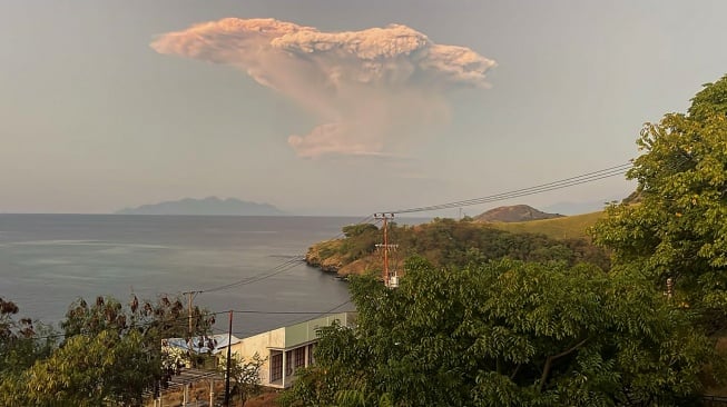 Erupsi Gunung Lewotobi Laki-laki teramati dari Tanjung Kajuwula, Kabupaten Sikka, Nusa Tenggara Timur, Selasa (17/6/2025). [ANTARA FOTO/Arnoldine Shanon/sgd/foc]