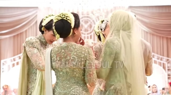 Sikap ibu Alyssa Daguise jadi sorotan saat Mulan Jameela ajak Maia Estianty bersalaman (YouTube)