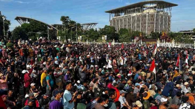 Tolak Relokasi dari TNTN, Ribuan Massa Geruduk Kantor Gubernur Riau