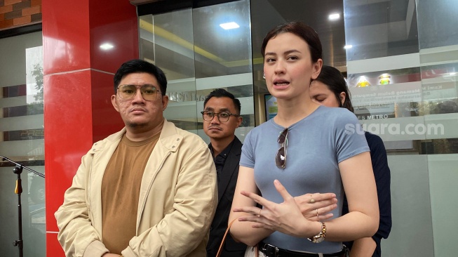 Kimberly Ryder dan kuasa hukumnya, Machi Ahmad usai menerima SP2HP terkait kasus dugaan penggelapan mobil di Polres Metro Jakarta Selatan, Rabu, 12 Juni 2025. [Suara.com/Tiara Rosana]