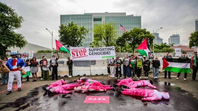 Sejumlah Aktivis menggelar aksi bela Palestina di depan Kedutaan Besar Amerika Serikat, Jakarta, Kamis (19/6/2025). [Suara.com/Alfian Winanto]