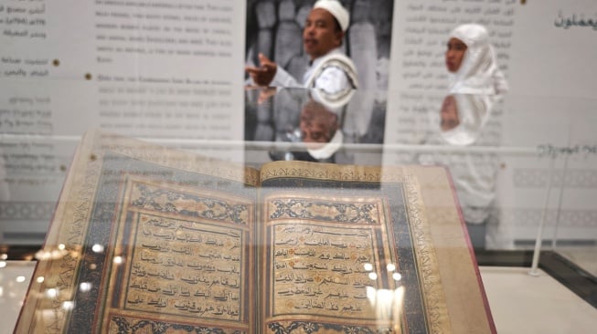 Pengunjung berjalan di area pameran sejarah mushaf Al Quran di Masjidil Haram di Makkah, Arab Saudi, Minggu (15/6/2025). [ANTARA FOTO/Andika Wahyu/tom]