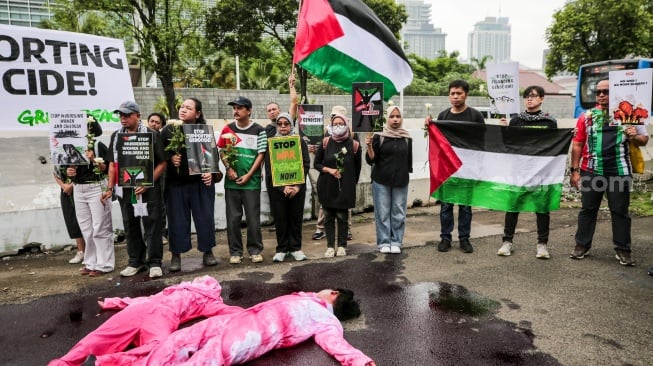Sejumlah Aktivis menggelar aksi bela Palestina di depan Kedutaan Besar Amerika Serikat, Jakarta, Kamis (19/6/2025). [Suara.com/Alfian Winanto]