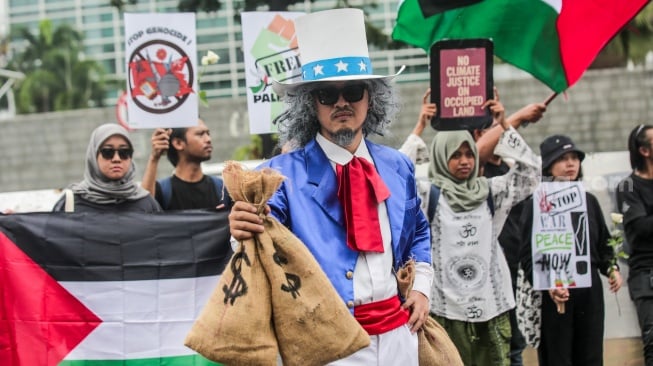 Sejumlah Aktivis menggelar aksi bela Palestina di depan Kedutaan Besar Amerika Serikat, Jakarta, Kamis (19/6/2025). [Suara.com/Alfian Winanto]