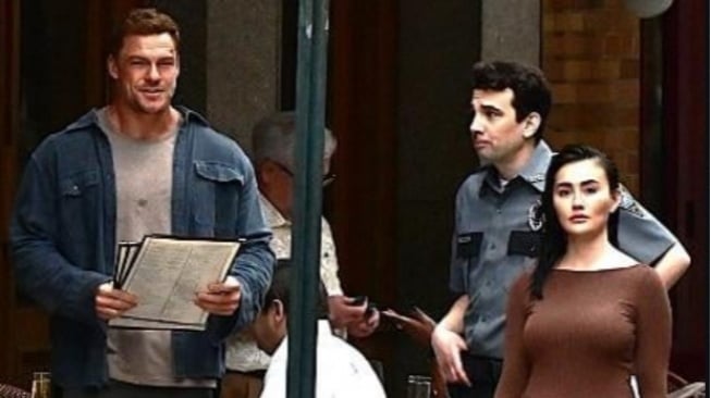 Momen Joe Biden Lewat Saat Agnez Mo Syuting Reacher Season 4 di Philadelphia Bikin Heboh