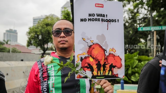 Sejumlah Aktivis menggelar aksi bela Palestina di depan Kedutaan Besar Amerika Serikat, Jakarta, Kamis (19/6/2025). [Suara.com/Alfian Winanto]