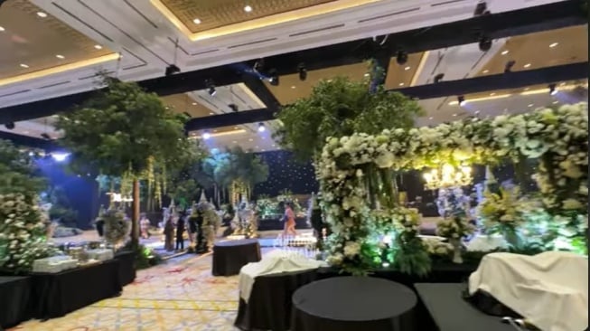 Dekorasi tempat acara Ngunduh Mantu Al Ghazali dan Alyssa Daguise. (Youtube Ahmad Dhani)