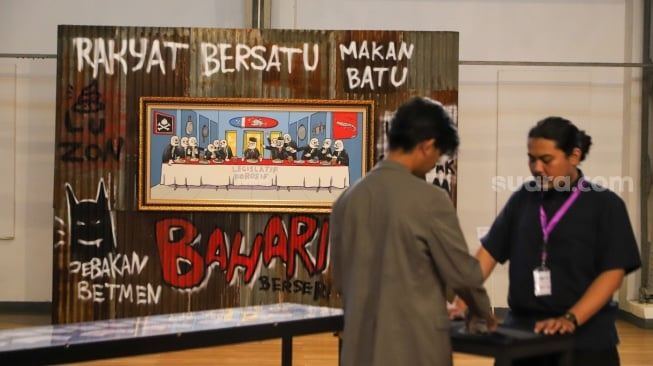 Pengunjung melihat karya seni dalam Pameran Jakarta Provoke 2025 di Gedung Pos Bloc, Jakarta, Kamis (19/6/2025). [Suara.com/Alfian Winanto]
