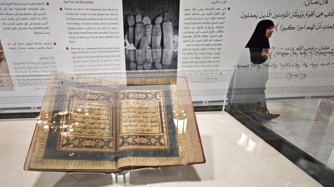 Pengunjung berjalan di area pameran sejarah mushaf Al Quran di Masjidil Haram di Makkah, Arab Saudi, Minggu (15/6/2025). [ANTARA FOTO/Andika Wahyu/tom]