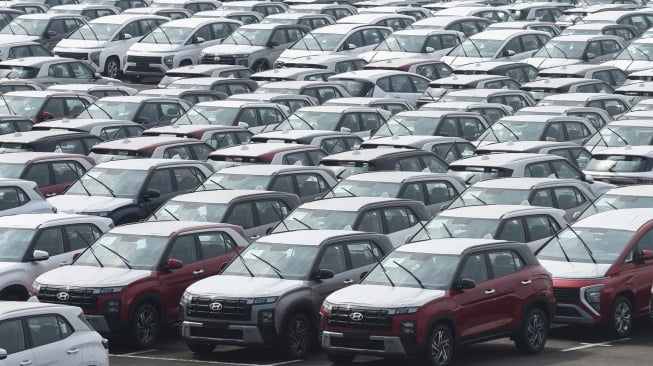Deretan unit mobil terparkir di pabrik Hyundai Motor Manufacturing Indonesia (HMMI), Cikarang, Kabupaten Bekasi, Jawa Barat, Rabu (18/6/2025). [ANTARA FOTO/Indrianto Eko Suwarso/tom]