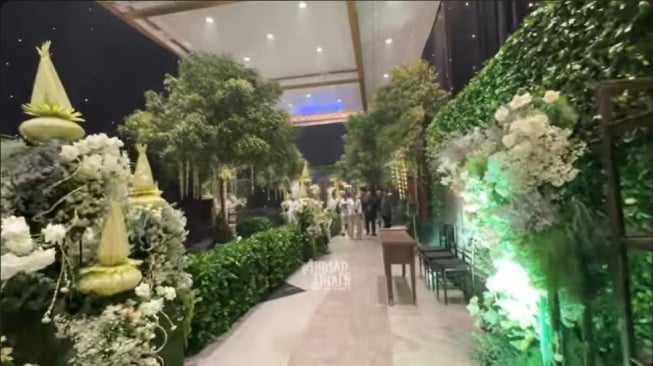 Dekorasi lobby tempat acara Ngunduh Mantu Al Ghazali dan Alyssa Daguise. (Youtube Ahmad Dhani)