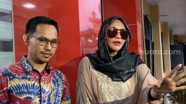 Dokter Detektif alias Doktif didampingi kuasa hukumnya usai menjalani pemeriksaan di Polres Metro Jakarta Selatan pada Kamis, 12 Juni 2025. [Suara.com/Tiara Rosana]