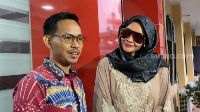Dokter Detektif alias Doktif didampingi kuasa hukumnya usai menjalani pemeriksaan di Polres Metro Jakarta Selatan pada Kamis, 12 Juni 2025. [Suara.com/Tiara Rosana]