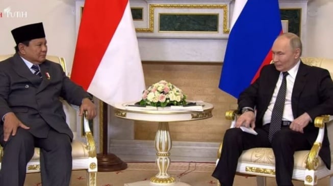 Tangkap layar Presiden RI Prabowo Subianto berbincang dengan Presiden Rusia Vladimir Putin yang menyambut kunjungan resmi di Istana Konstantinovsky, Saint Petersburg, Rusia, Kamis (19/6/2025). ANTARA/Mentari Dwi Gayati