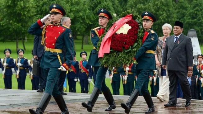 Presiden Prabowo Subianto melakukan upacara penghormatan dan peletakan karangan bunga di Piskarovskoye Memorial Cemetery, St. Petersburg, Kamis, 19 Juni 2025. (Foto dok. Prabowo)
