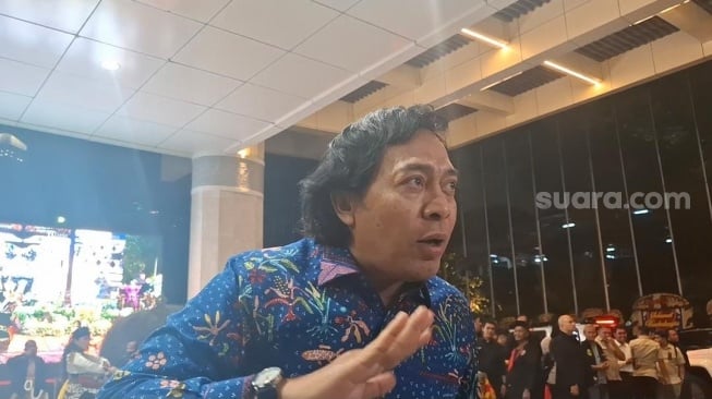 Komedian sekaligus anggota DPD RI, Komeng saat menghadiri prosesi ngunduh mantu Al Ghazali dan Alyssa Daguise di Jakarta Convention Center, Senayan, Kamis, 19 Juni 2025. [Suara.com/Adiyoga Priyambodo]
