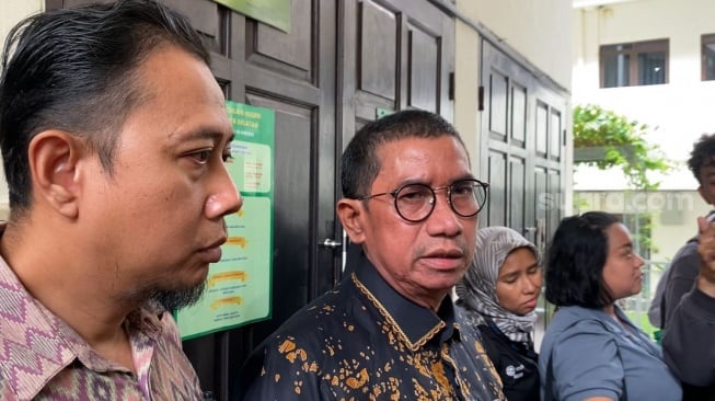 Fahmi Bachmid, kuasa hukum Nikita Mirzani usai menghadiri sidang wanprestasi melawan Reza Gladys di Pengadilan Negeri Jakarta Selatan pada Kamis, 19 Juni 2025. [Suara.com/Tiara Rosana]