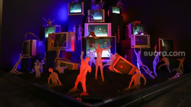 Pengunjung melihat karya seni dalam Pameran Jakarta Provoke 2025 di Gedung Pos Bloc, Jakarta, Kamis (19/6/2025). [Suara.com/Alfian Winanto]
