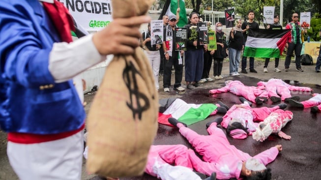 Sejumlah Aktivis menggelar aksi bela Palestina di depan Kedutaan Besar Amerika Serikat, Jakarta, Kamis (19/6/2025). [Suara.com/Alfian Winanto]