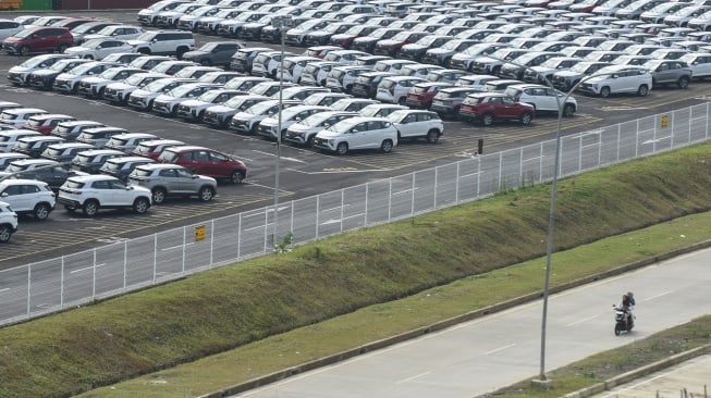 Deretan unit mobil terparkir di pabrik Hyundai Motor Manufacturing Indonesia (HMMI), Cikarang, Kabupaten Bekasi, Jawa Barat, Rabu (18/6/2025). [ANTARA FOTO/Indrianto Eko Suwarso/tom]