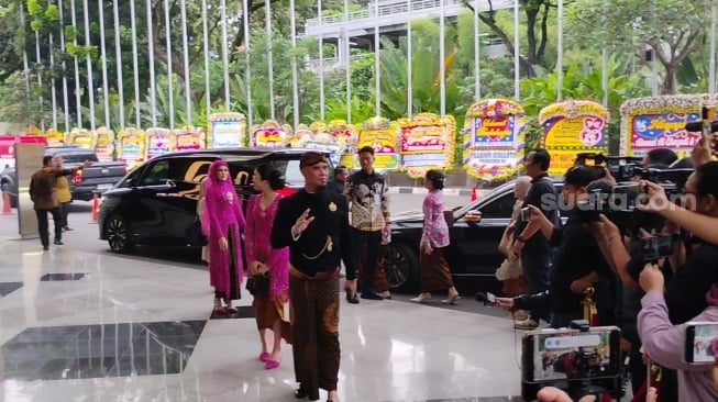 Penampilan Ahmad Dhani jelang prosesi ngunduh mantu Al Ghazali di Jakarta Convention Center, Senayan, Kamis, 19 Juni 2025. [Suara.com/Adiyoga Priyambodo]