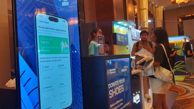 Booth Livin' Planet dan tempat untuk donasi sepatu di Mandiri Jogja Marathon 2025 di Ballroom Royal Ambarukmo Yogyakarta, Kamis (19/6/2025). [Hiskia/Suarajogja]