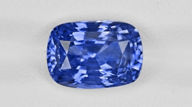 perhiasan permata safir biru