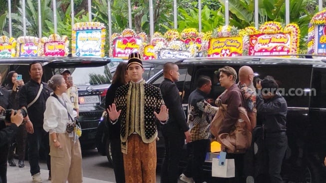 Penampilan Al Ghazali di acara ngunduh mantu yang digelar di Jakarta Convention Center, Senayan, Kamis, 19 Juni 2025. [Suara.com/Adiyoga Priyambodo]