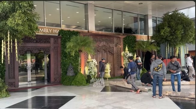 Dekorasi pintu masuk tempat acara Ngunduh Mantu Al Ghazali dan Alyssa Daguise. (Youtube Ahmad Dhani)