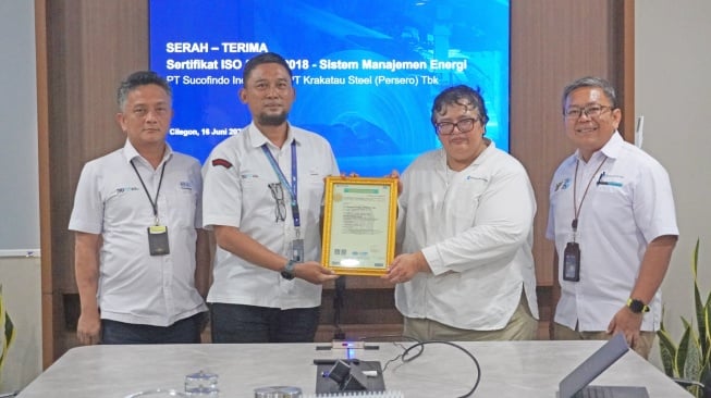 PT Krakatau Steel menerima Sertifikat ISO 50001:2018 yang merupakan sitem manajemen energi internasional dari Sucofindo. [Istimewa]