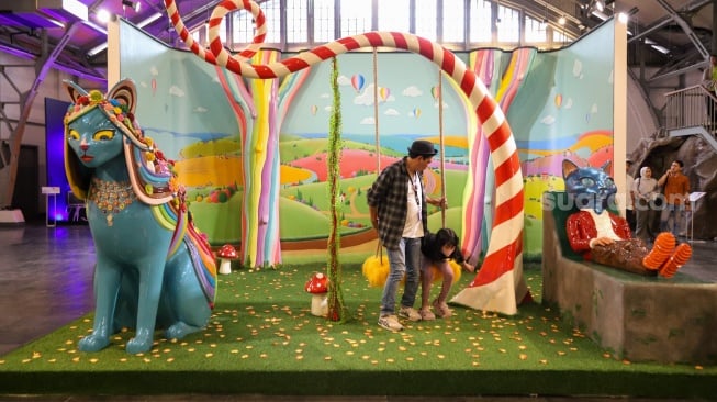 Pengunjung melihat karya seni dalam Pameran Jakarta Provoke 2025 di Gedung Pos Bloc, Jakarta, Kamis (19/6/2025). [Suara.com/Alfian Winanto]
