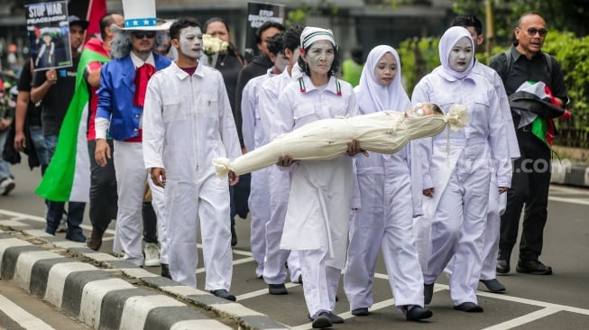 Sejumlah Aktivis menggelar aksi bela Palestina di depan Kedutaan Besar Amerika Serikat, Jakarta, Kamis (19/6/2025). [Suara.com/Alfian Winanto]