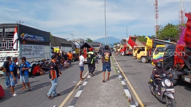 Ratusan sopir truk demo tutup jalan di Ring Road Karanganyar soal aturan ODOL, Kamis (19/6/2025). [Suara.com/Ari Welianto]