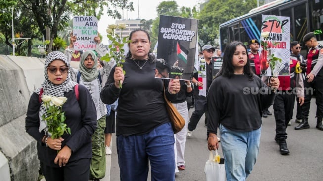 Sejumlah Aktivis menggelar aksi bela Palestina di depan Kedutaan Besar Amerika Serikat, Jakarta, Kamis (19/6/2025). [Suara.com/Alfian Winanto]