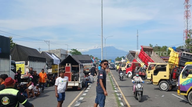 Ratusan Sopir Truk Demo hingga Tutup Jalan di Karanganyar, Ini Penyebabnya