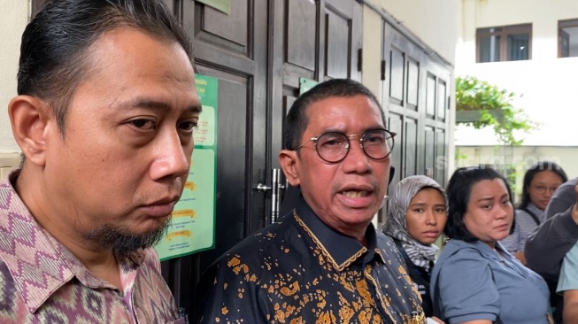 Fahmi Bachmid, kuasa hukum Nikita Mirzani usai menghadiri sidang wanprestasi melawan Reza Gladys di Pengadilan Negeri Jakarta Selatan pada Kamis, 19 Juni 2025. [Suara.com/Tiara Rosana]