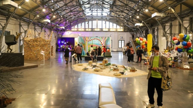 Pengunjung melihat karya seni dalam Pameran Jakarta Provoke 2025 di Gedung Pos Bloc, Jakarta, Kamis (19/6/2025). [Suara.com/Alfian Winanto]
