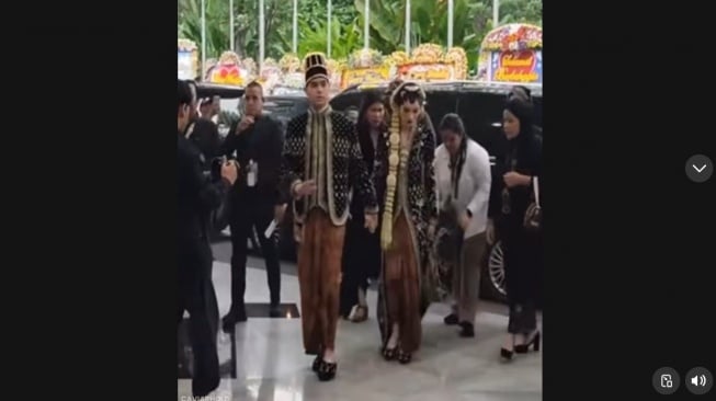 Penampilan Al Ghazali dan Alyssa Daguise di Acara Ngunduh Mantu (TikTok/@caviarhold)