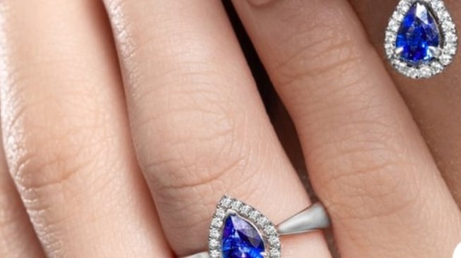perhiasan permata safir biru