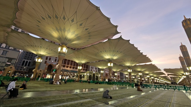 Umat Islam berdoa usai menunaikan Shalat Subuh di Masjid Nabawi, Madinah, Arab Saudi, Selasa (17/6/2025). [ANTARA FOTO/Andika Wahyu/foc]